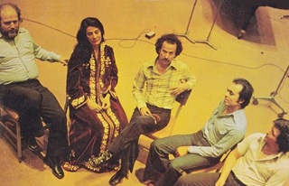 hxonews &nbsp; &nbsp;Από αριστερά: Γιάννης Μαρκόπουλος, Ειρήνη Παπά, Νίκος Ξυλούρης, Λάκης Χαλκιάς και Ηλίας Κλωναρίδης, την εποχή των «Ελεύθερων Πολιορκημένων».